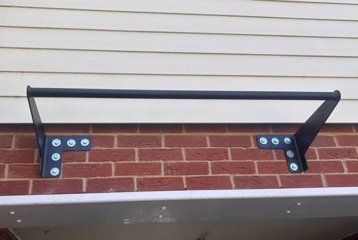 Outdoor wall mounted pull up bar
